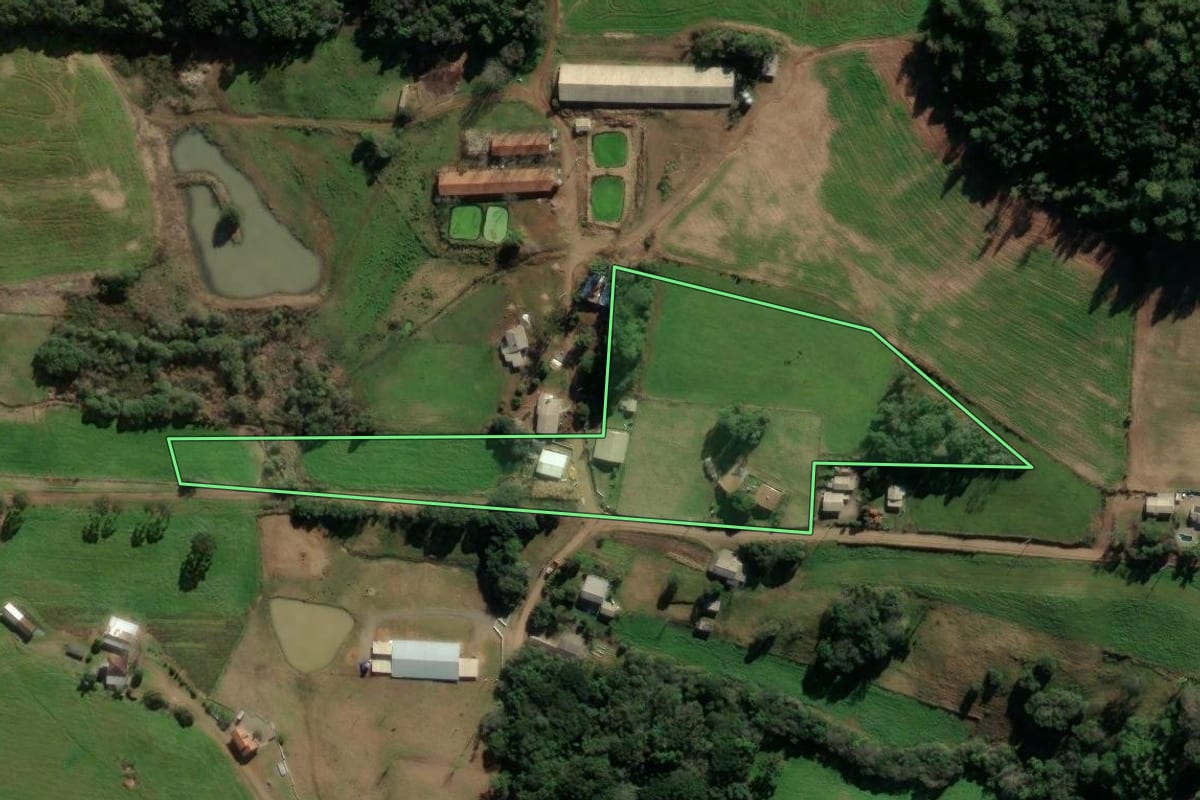 Imagem de satélite do imóvel rural em Nova Prata (RS), com o contorno declarado no CAR desenhado por cima.