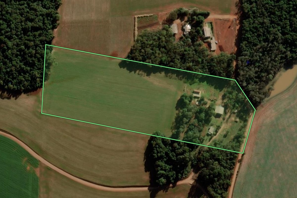 Imagem de satélite do imóvel rural em Nova Ramada (RS), com o contorno declarado no CAR desenhado por cima.