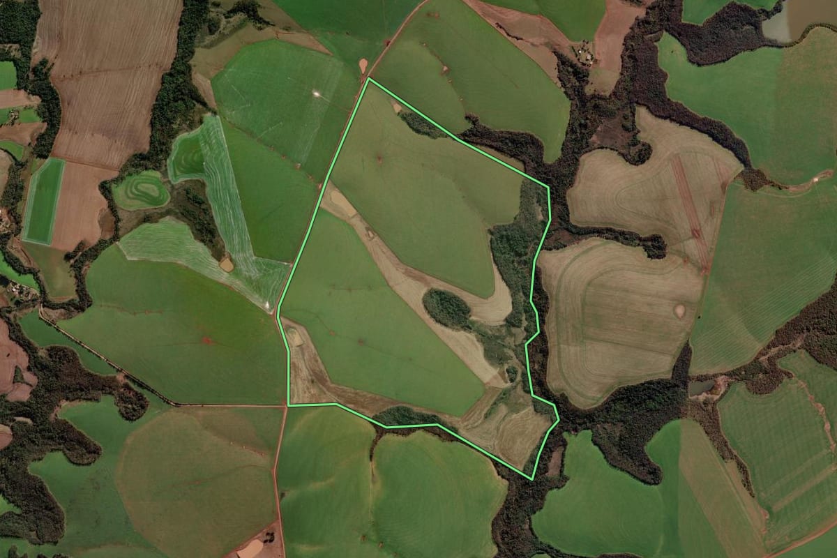 Imagem de satélite do imóvel rural em Nova Ramada (RS), com o contorno declarado no CAR desenhado por cima.