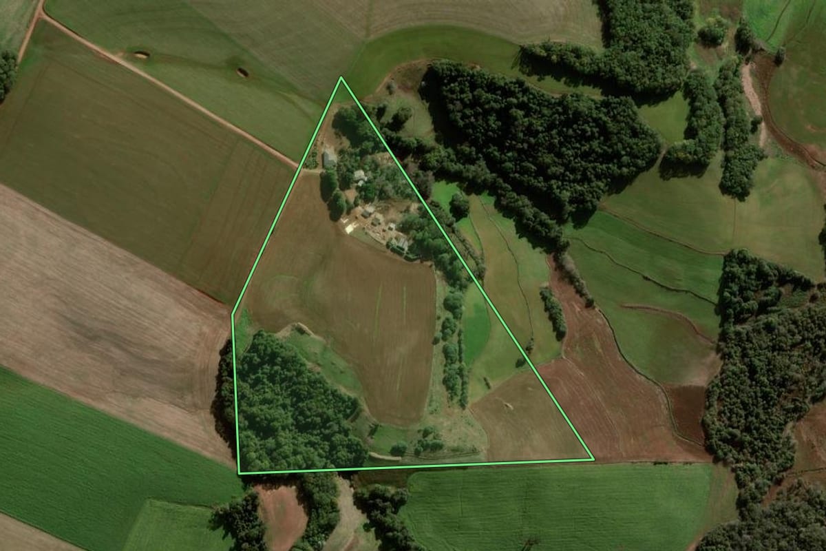 Imagem de satélite do imóvel rural em Nova Ramada (RS), com o contorno declarado no CAR desenhado por cima.