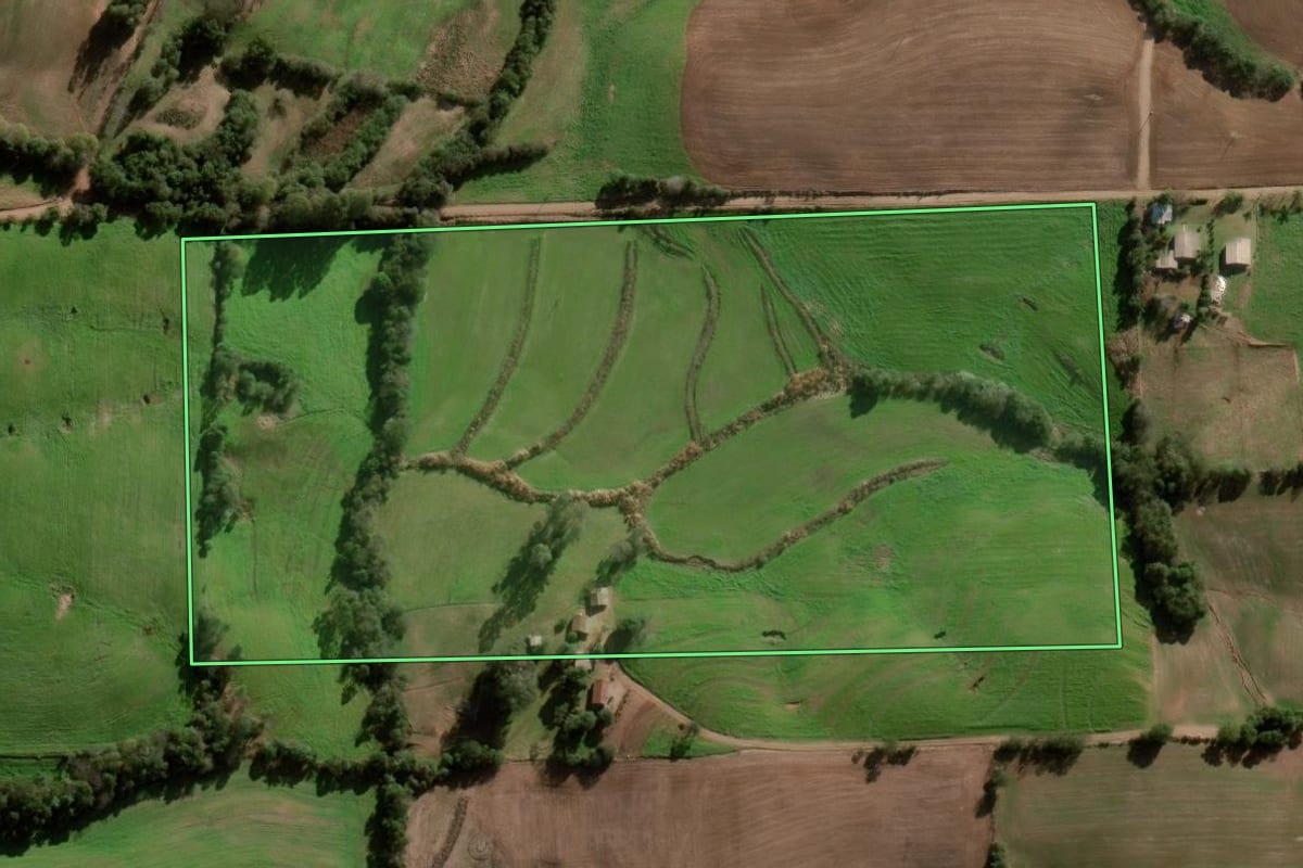 Imagem de satélite do imóvel rural em Nova Ramada (RS), com o contorno declarado no CAR desenhado por cima.