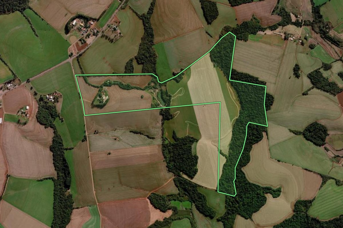 Imagem de satélite do imóvel rural em Nova Ramada (RS), com o contorno declarado no CAR desenhado por cima.
