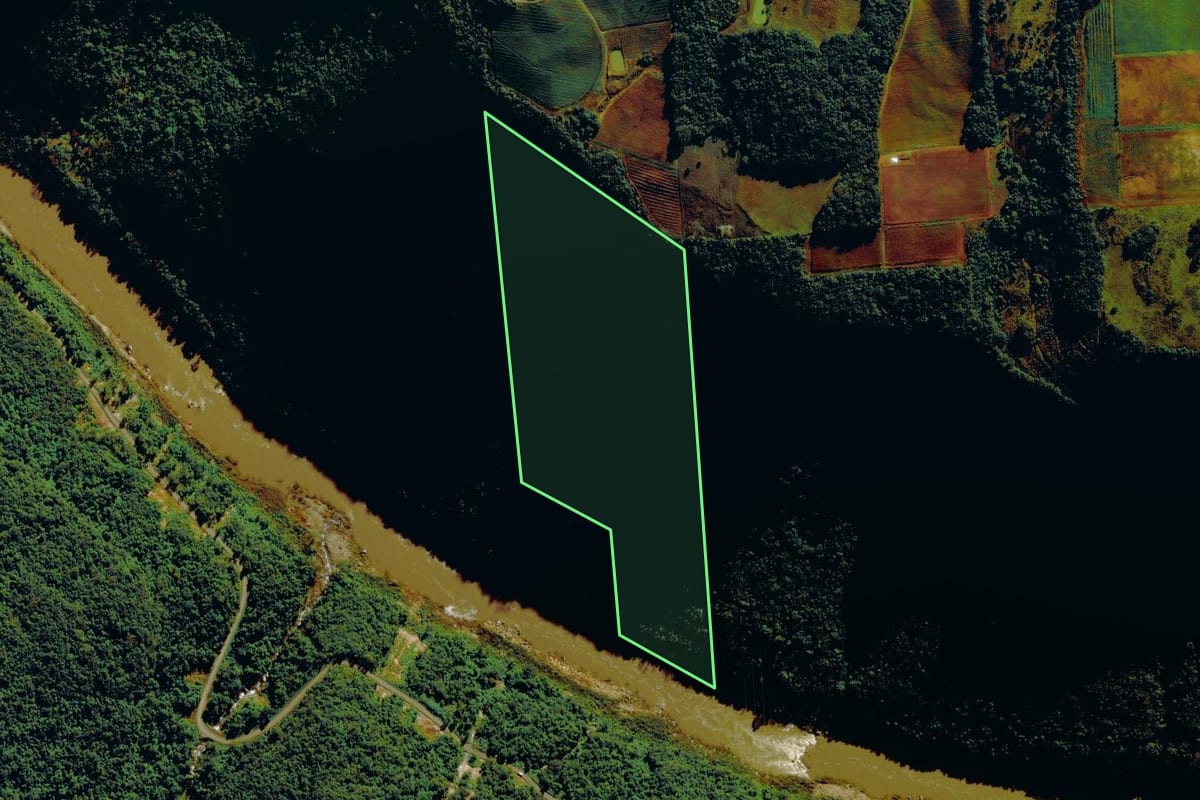 Imagem de satélite do imóvel rural em Nova Roma do Sul (RS), com o contorno declarado no CAR desenhado por cima.