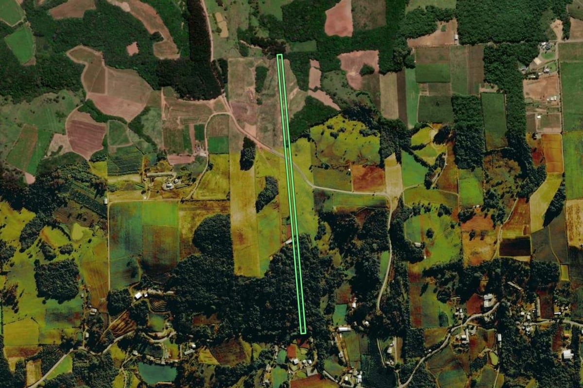 Imagem de satélite do imóvel rural em Nova Roma do Sul (RS), com o contorno declarado no CAR desenhado por cima.
