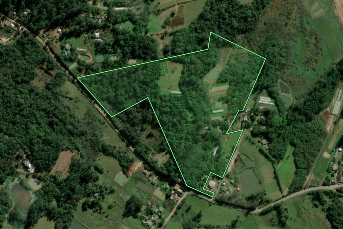 Imagem de satélite do imóvel rural em Nova Santa Rita (RS), com o contorno declarado no CAR desenhado por cima.