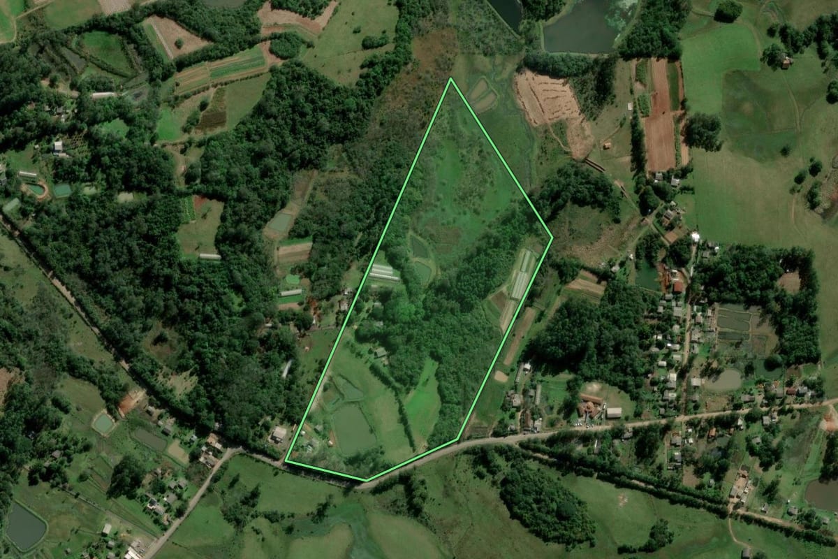 Imagem de satélite do imóvel rural em Nova Santa Rita (RS), com o contorno declarado no CAR desenhado por cima.
