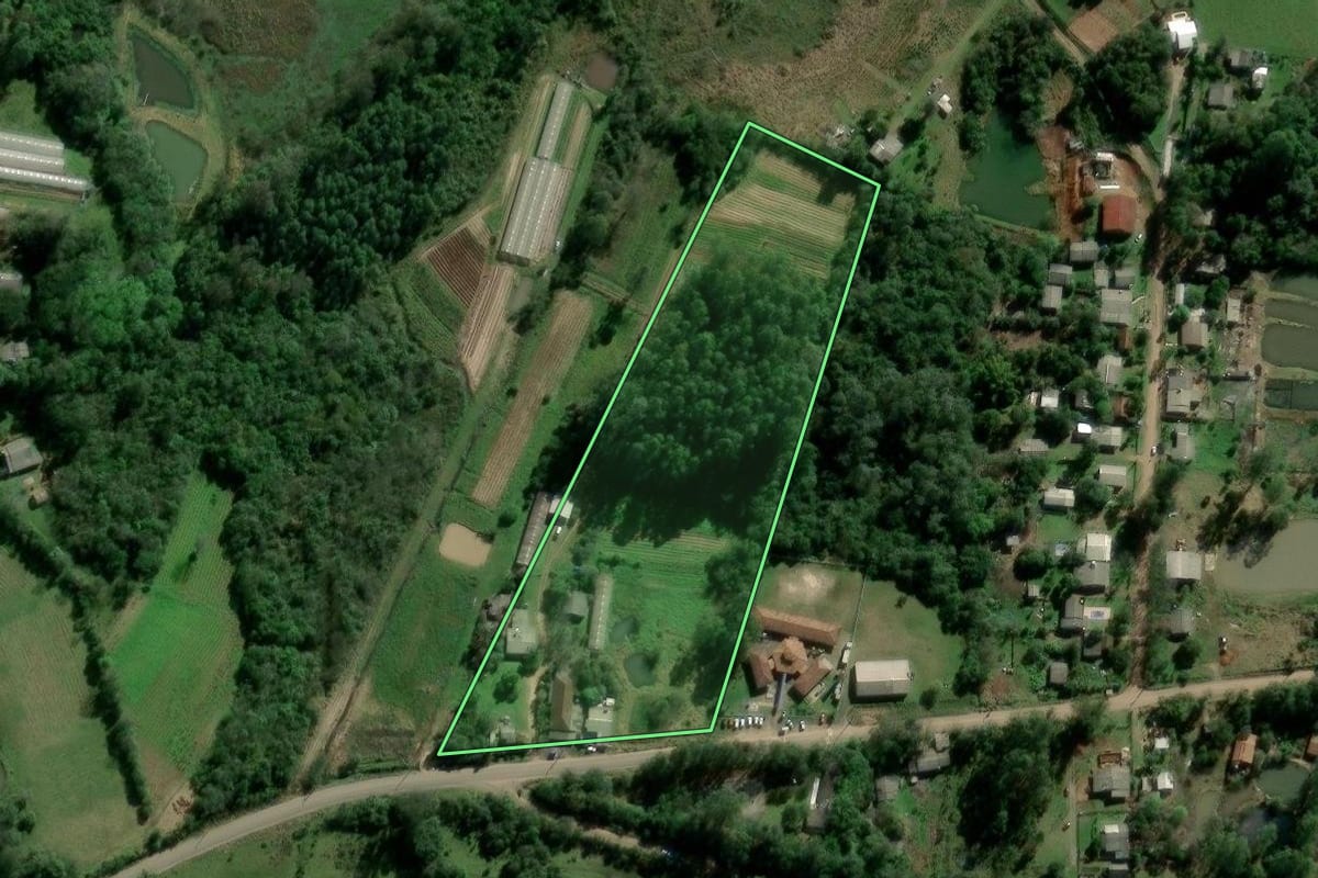 Imagem de satélite do imóvel rural em Nova Santa Rita (RS), com o contorno declarado no CAR desenhado por cima.