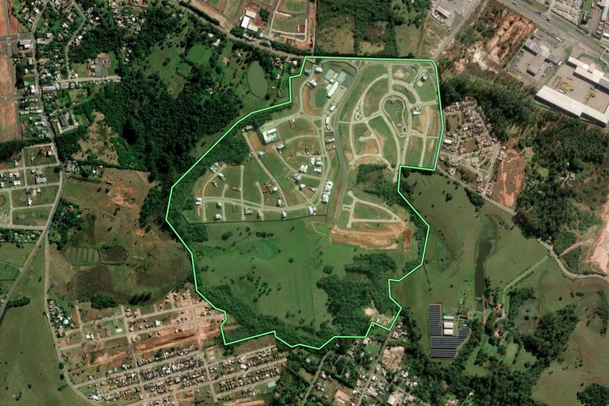 Imagem de satélite do imóvel rural em Nova Santa Rita (RS), com o contorno declarado no CAR desenhado por cima.