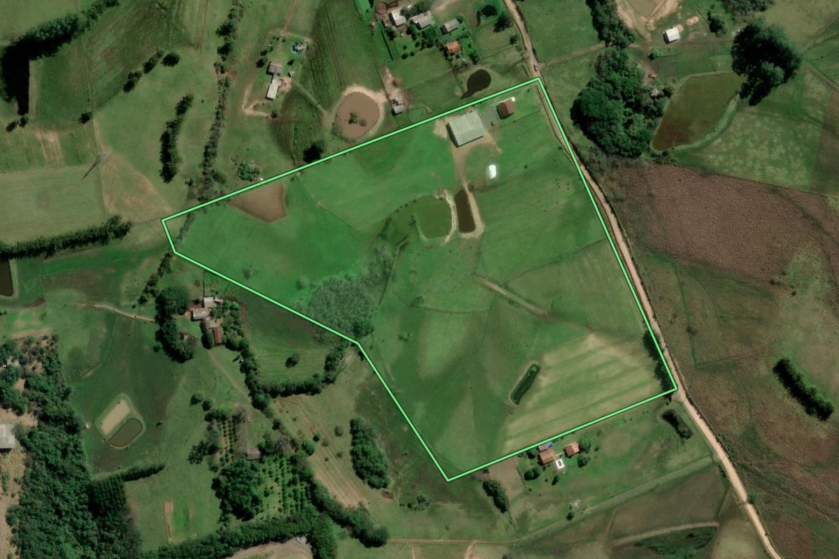 Imagem de satélite do imóvel rural em Nova Santa Rita (RS), com o contorno declarado no CAR desenhado por cima.