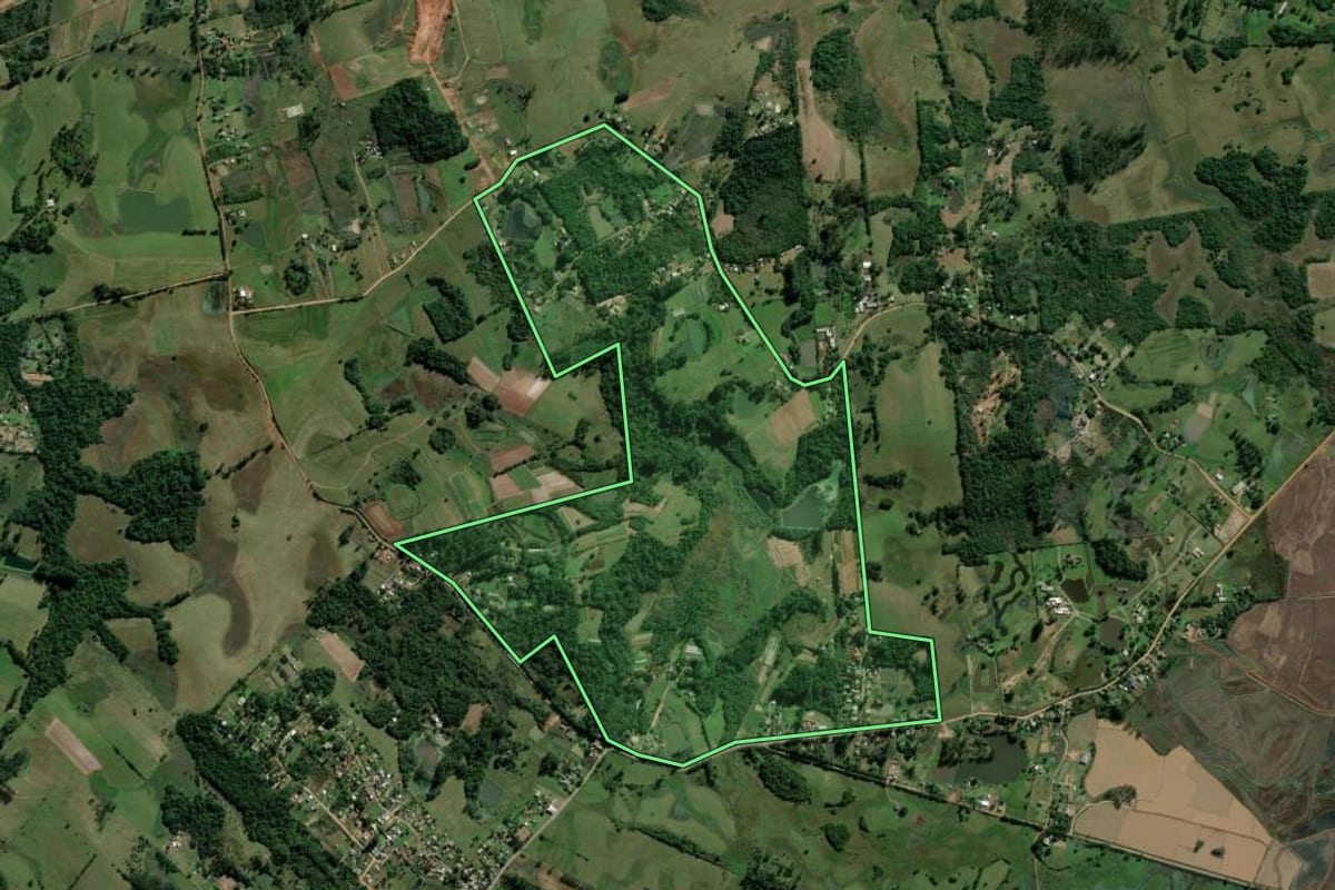 Imagem de satélite do imóvel rural em Nova Santa Rita (RS), com o contorno declarado no CAR desenhado por cima.