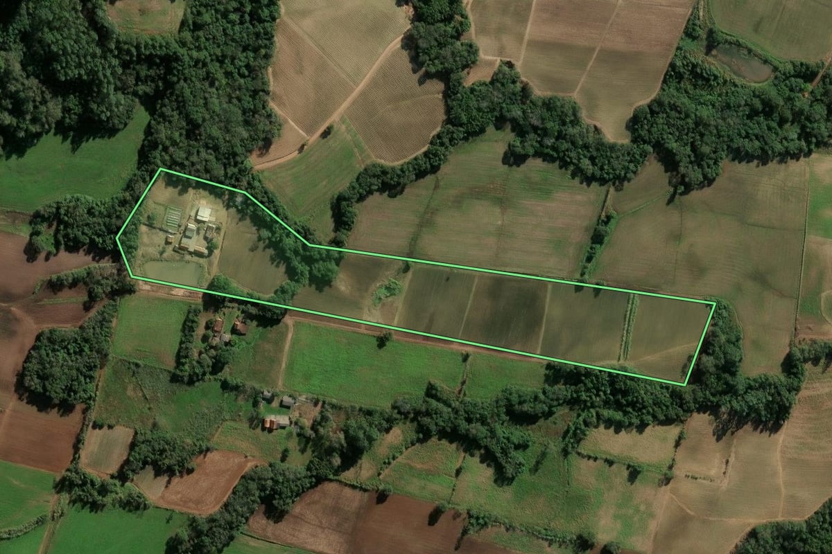 Imagem de satélite do imóvel rural em Novo Cabrais (RS), com o contorno declarado no CAR desenhado por cima.
