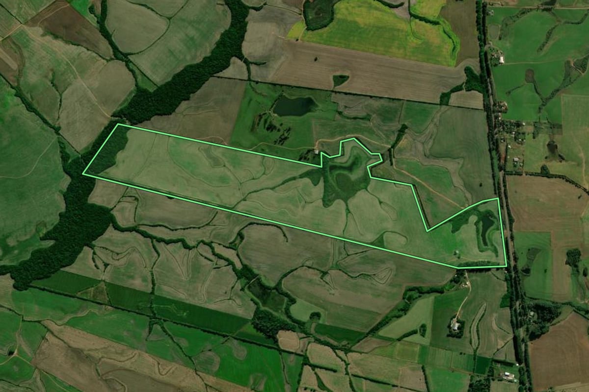 Imagem de satélite do imóvel rural em Novo Cabrais (RS), com o contorno declarado no CAR desenhado por cima.