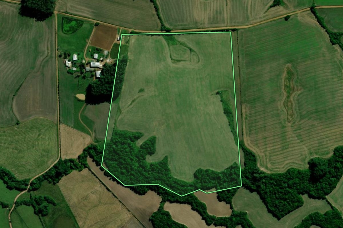 Imagem de satélite do imóvel rural em Novo Cabrais (RS), com o contorno declarado no CAR desenhado por cima.