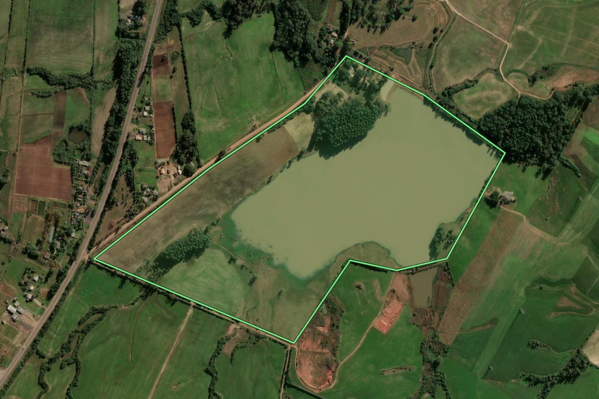 Imagem de satélite do imóvel rural em Novo Cabrais (RS), com o contorno declarado no CAR desenhado por cima.
