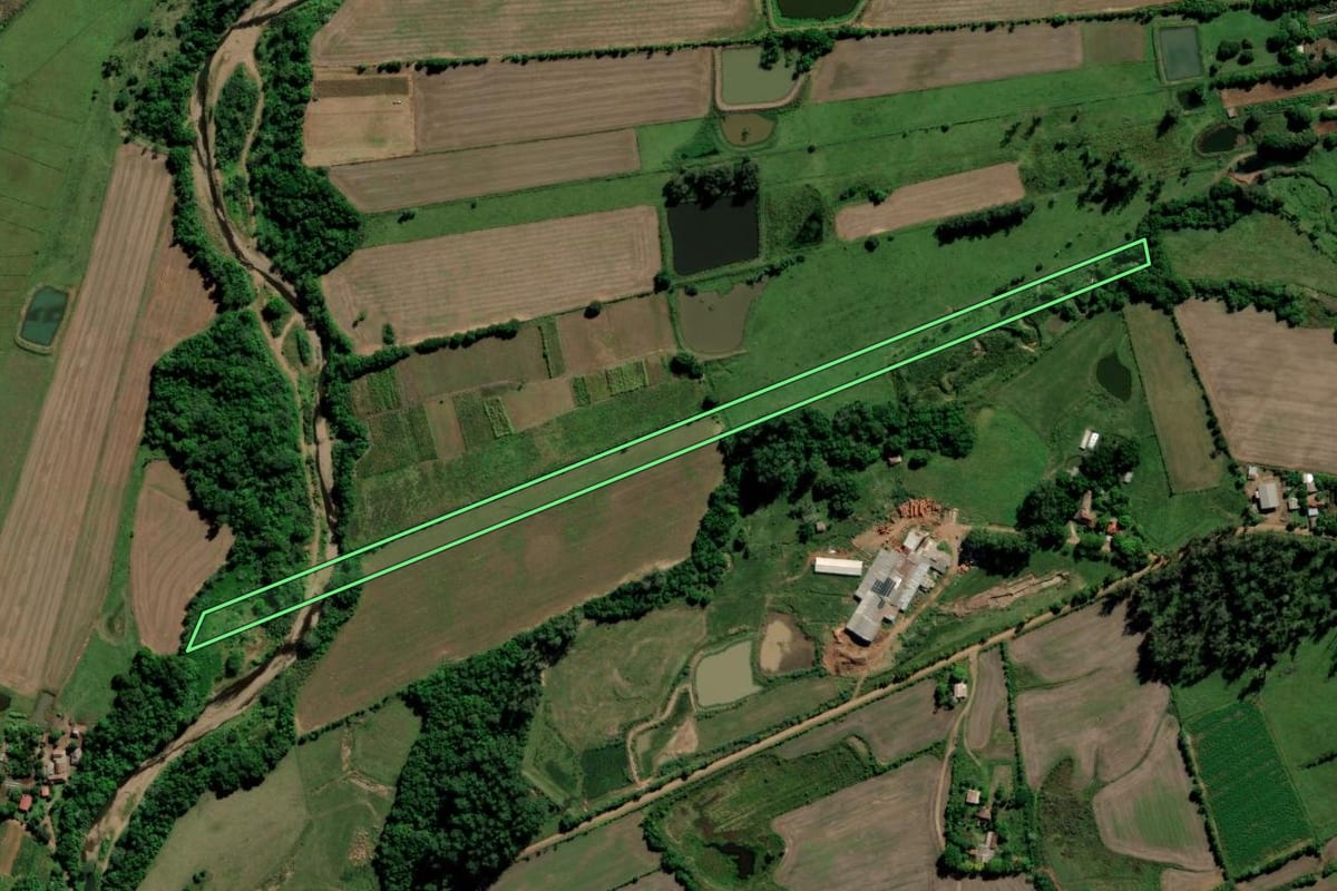 Imagem de satélite do imóvel rural em Novo Cabrais (RS), com o contorno declarado no CAR desenhado por cima.