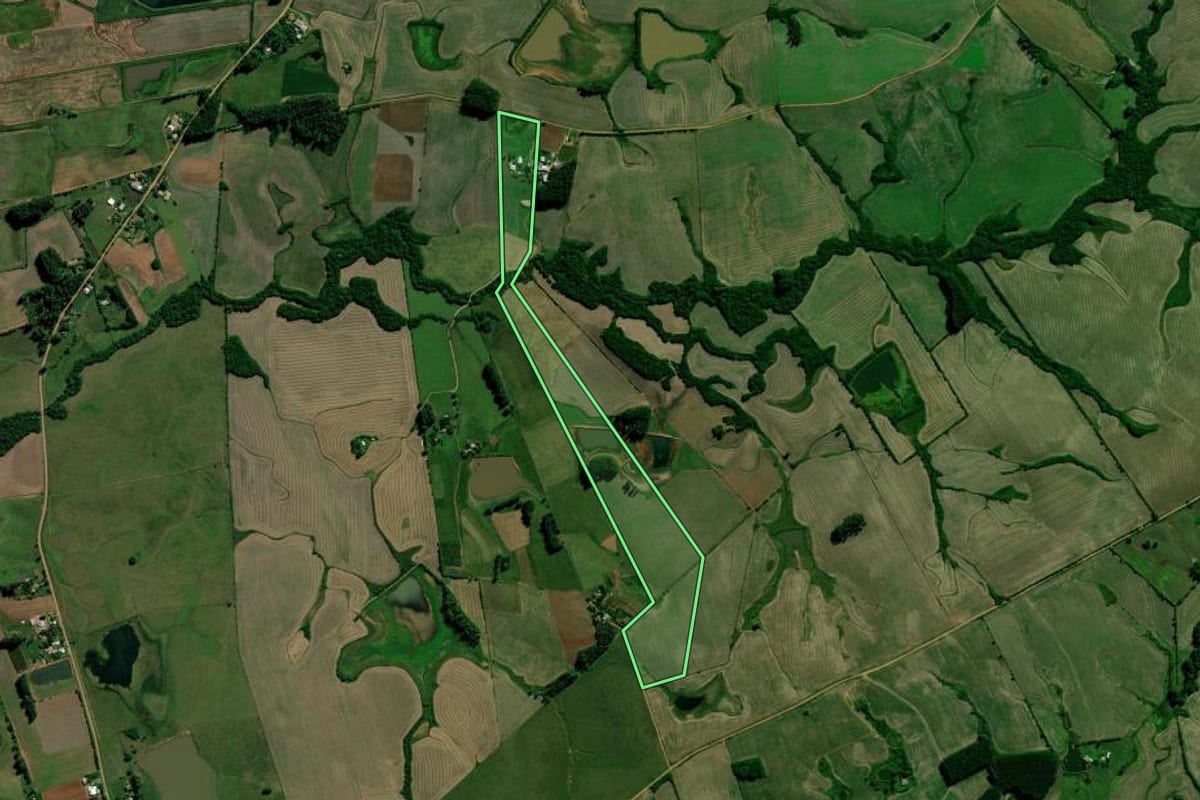 Imagem de satélite do imóvel rural em Novo Cabrais (RS), com o contorno declarado no CAR desenhado por cima.