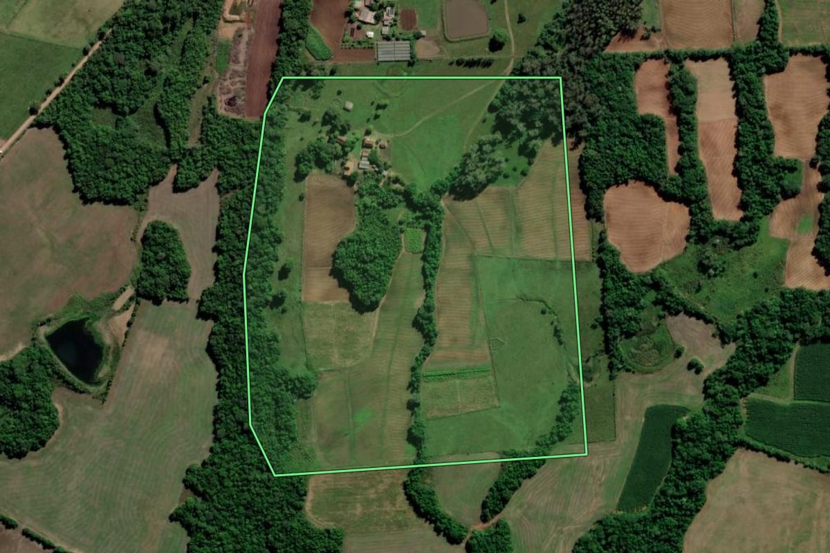 Imagem de satélite do imóvel rural em Novo Cabrais (RS), com o contorno declarado no CAR desenhado por cima.