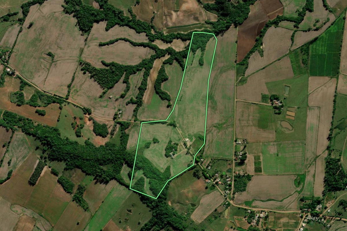 Imagem de satélite do imóvel rural em Novo Cabrais (RS), com o contorno declarado no CAR desenhado por cima.
