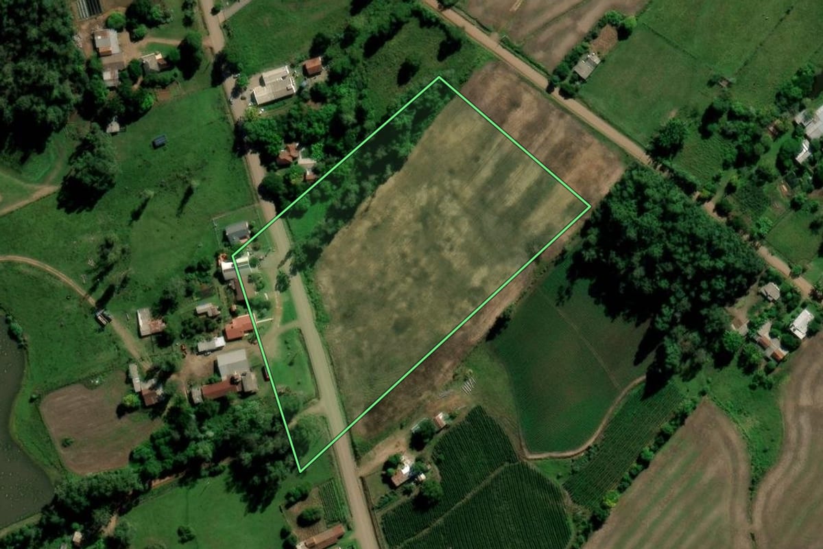 Imagem de satélite do imóvel rural em Novo Cabrais (RS), com o contorno declarado no CAR desenhado por cima.