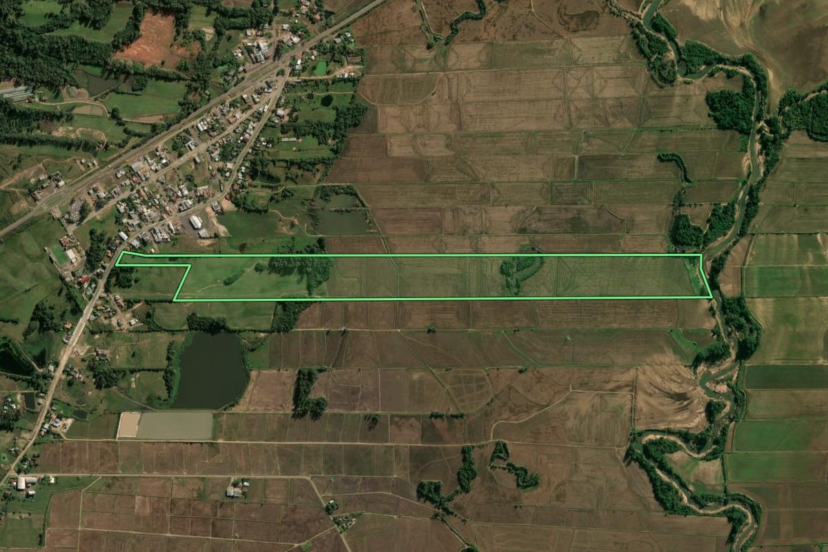 Imagem de satélite do imóvel rural em Novo Cabrais (RS), com o contorno declarado no CAR desenhado por cima.