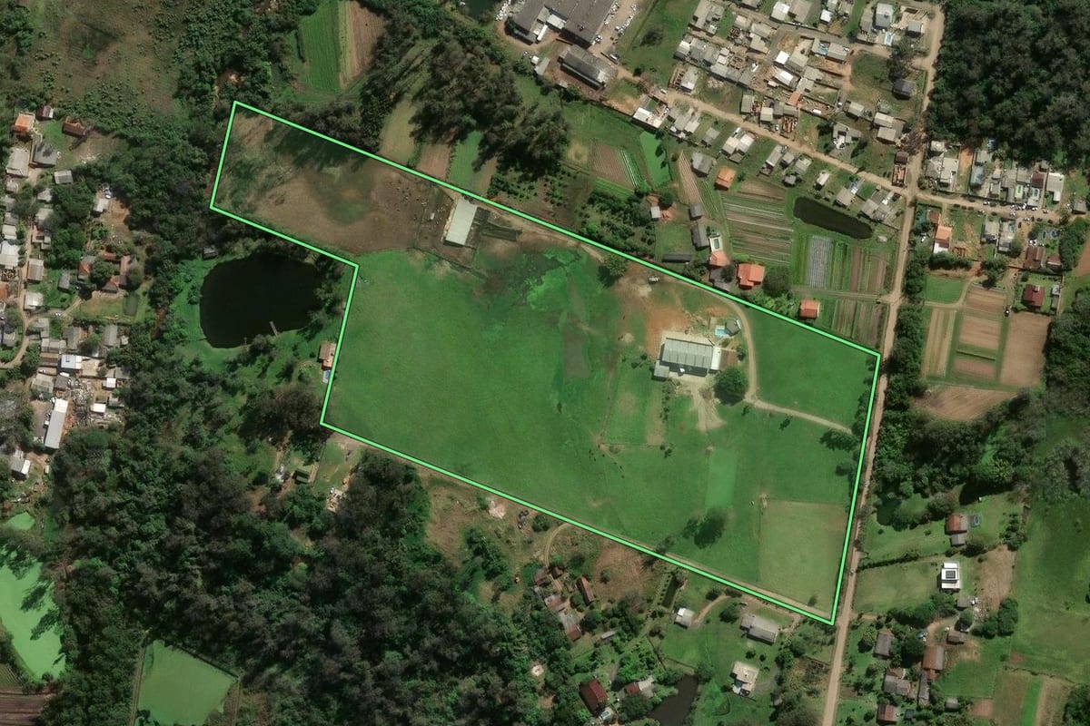 Imagem de satélite do imóvel rural em Novo Hamburgo (RS), com o contorno declarado no CAR desenhado por cima.