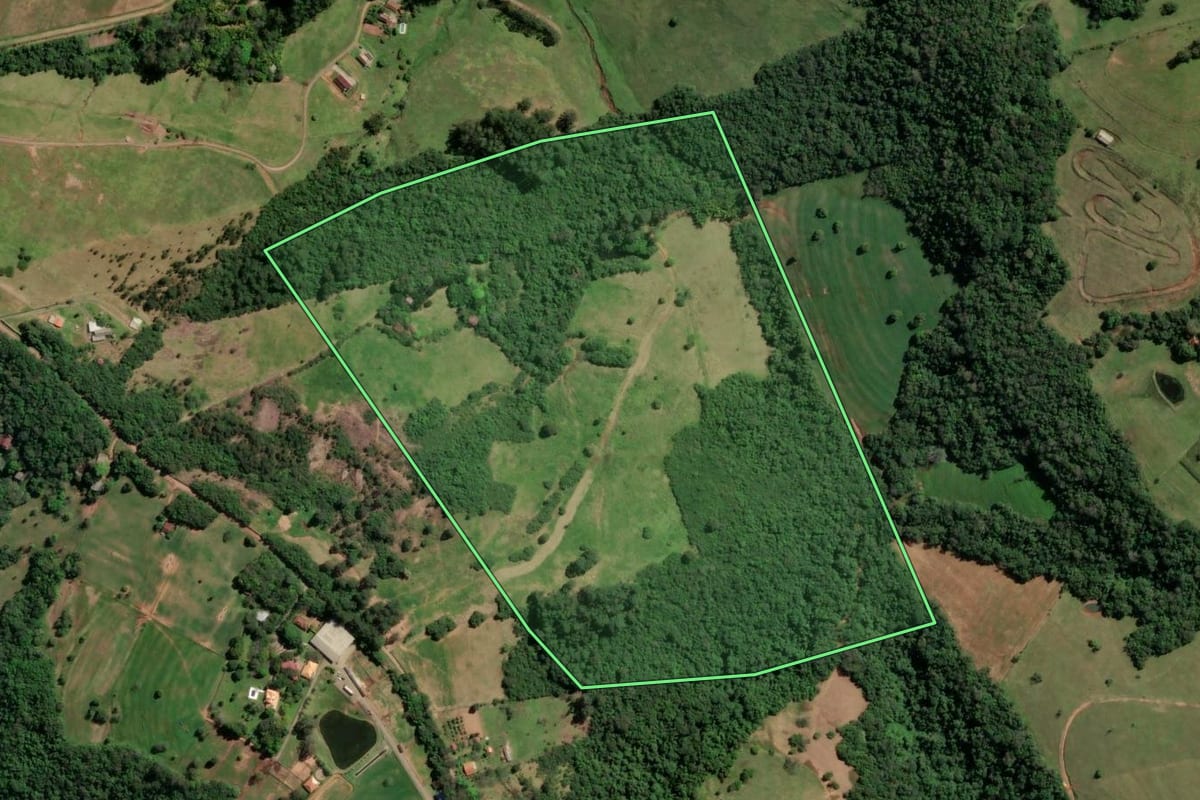 Imagem de satélite do imóvel rural em Novo Hamburgo (RS), com o contorno declarado no CAR desenhado por cima.