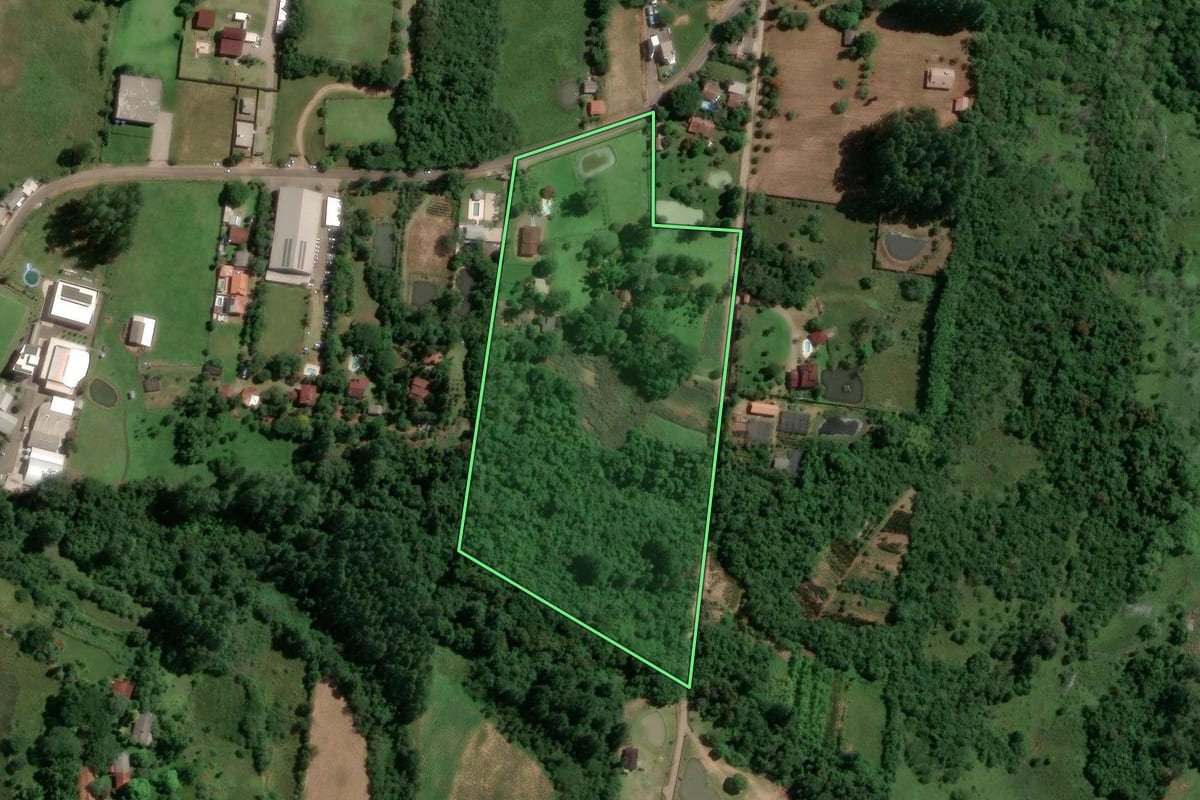 Imagem de satélite do imóvel rural em Novo Hamburgo (RS), com o contorno declarado no CAR desenhado por cima.