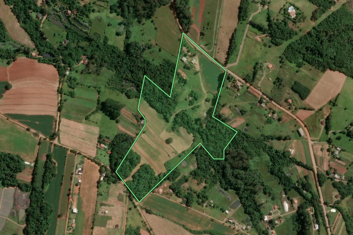 Imagem de satélite do imóvel rural em Novo Hamburgo (RS), com o contorno declarado no CAR desenhado por cima.