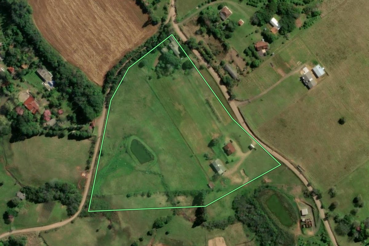 Imagem de satélite do imóvel rural em Novo Hamburgo (RS), com o contorno declarado no CAR desenhado por cima.