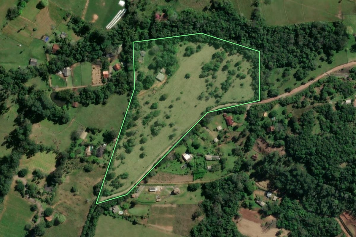 Imagem de satélite do imóvel rural em Novo Hamburgo (RS), com o contorno declarado no CAR desenhado por cima.