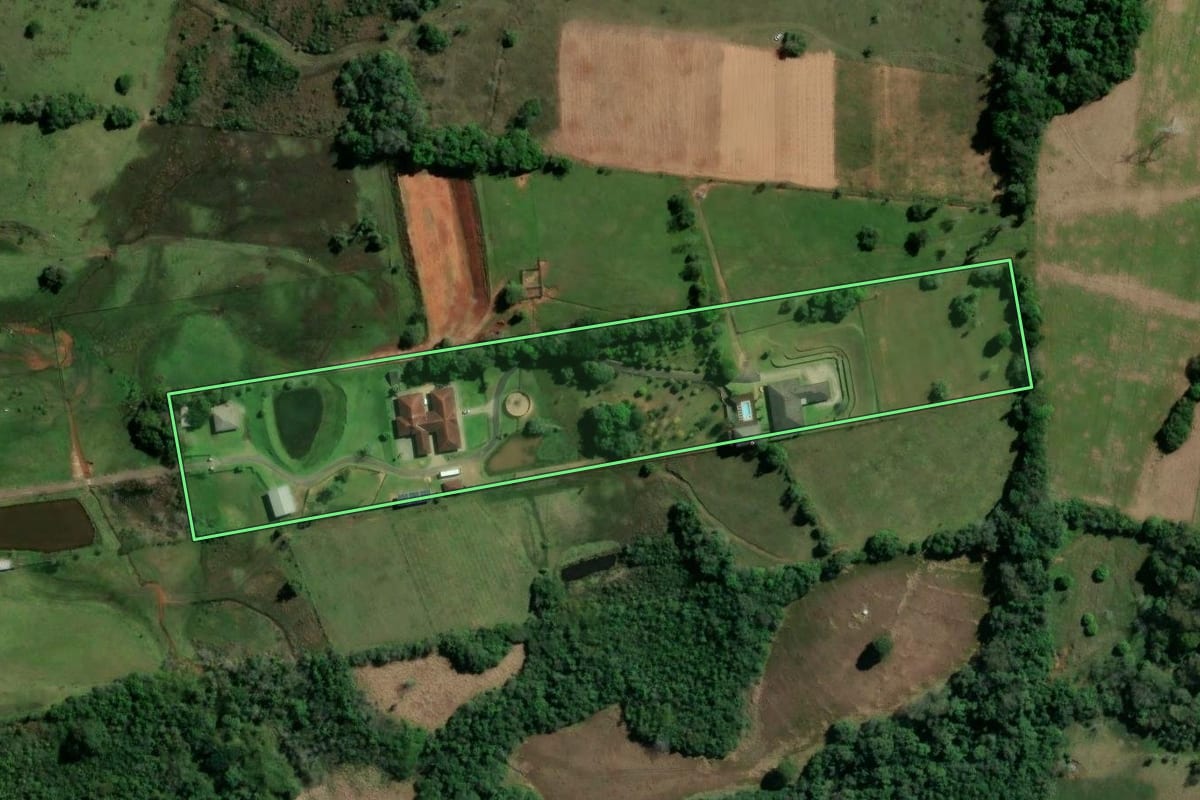 Imagem de satélite do imóvel rural em Novo Hamburgo (RS), com o contorno declarado no CAR desenhado por cima.