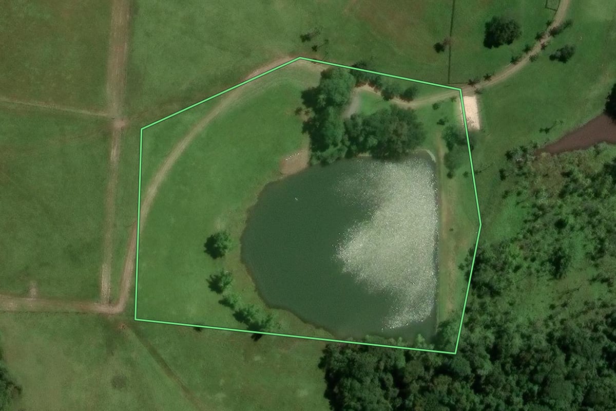 Imagem de satélite do imóvel rural em Novo Hamburgo (RS), com o contorno declarado no CAR desenhado por cima.