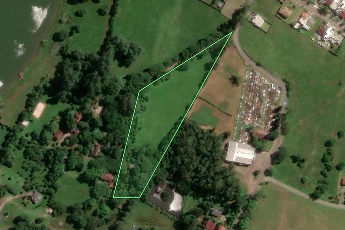 Imagem de satélite do imóvel rural em Novo Hamburgo (RS), com o contorno declarado no CAR desenhado por cima.
