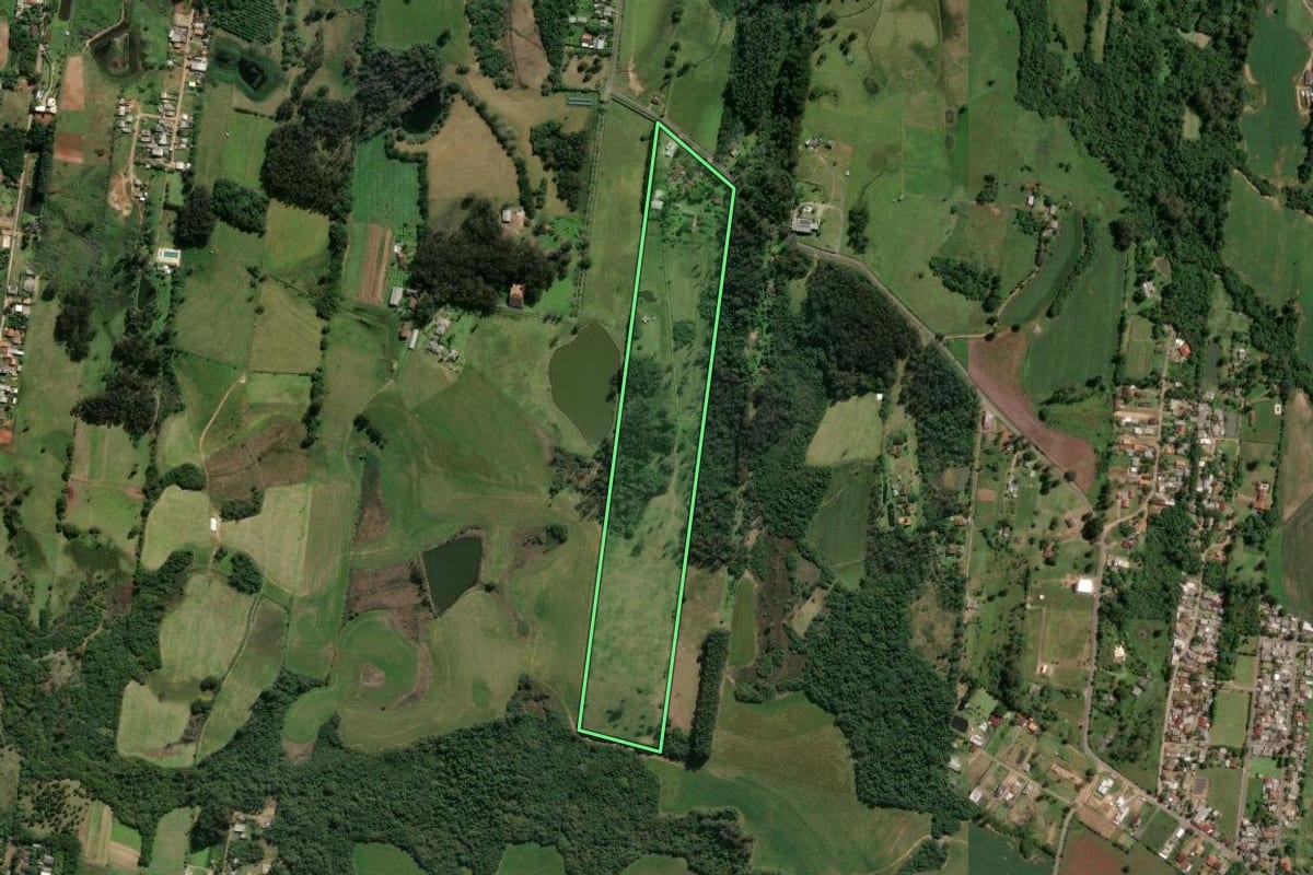 Imagem de satélite do imóvel rural em Novo Hamburgo (RS), com o contorno declarado no CAR desenhado por cima.