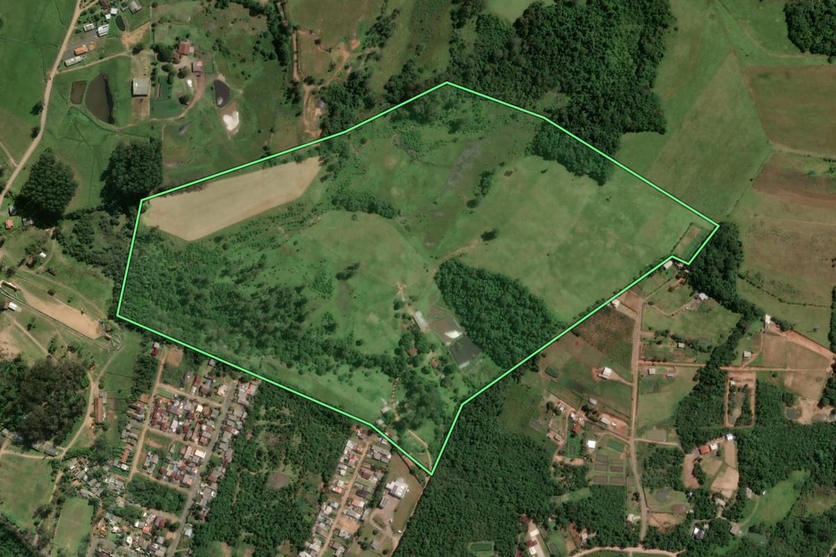 Imagem de satélite do imóvel rural em Novo Hamburgo (RS), com o contorno declarado no CAR desenhado por cima.