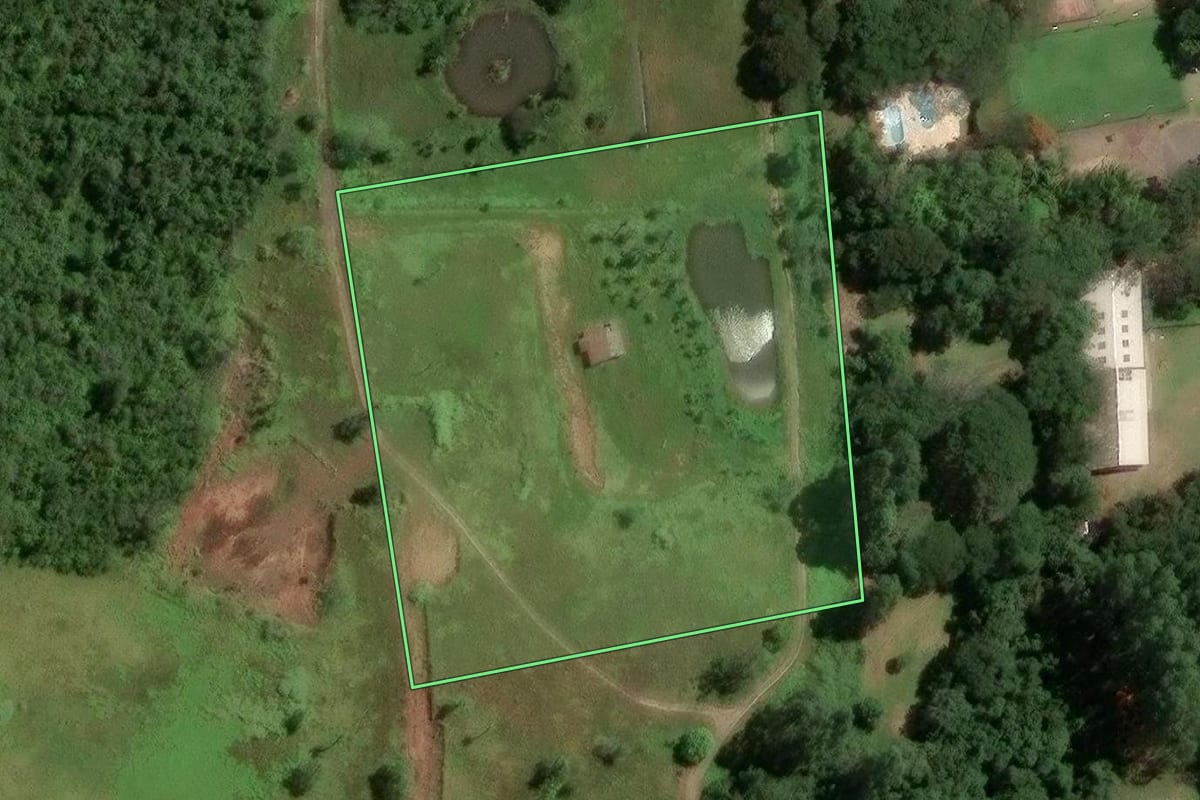 Imagem de satélite do imóvel rural em Novo Hamburgo (RS), com o contorno declarado no CAR desenhado por cima.