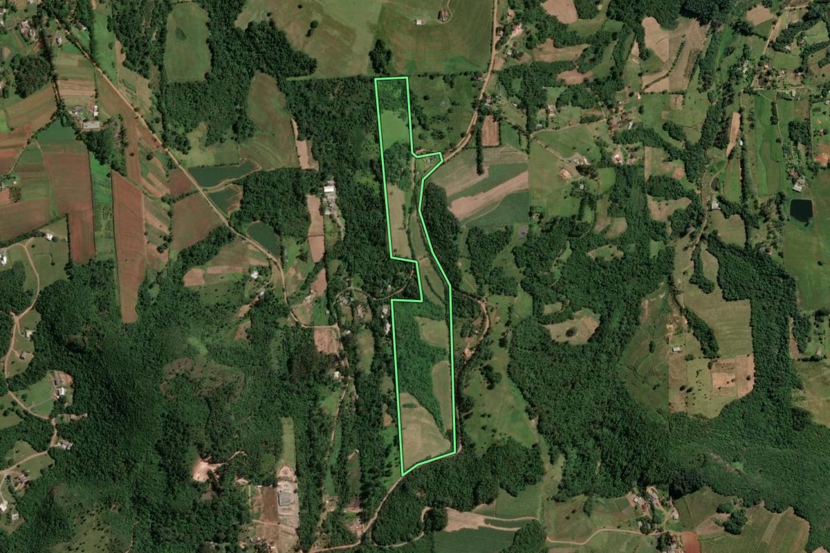 Imagem de satélite do imóvel rural em Novo Hamburgo (RS), com o contorno declarado no CAR desenhado por cima.