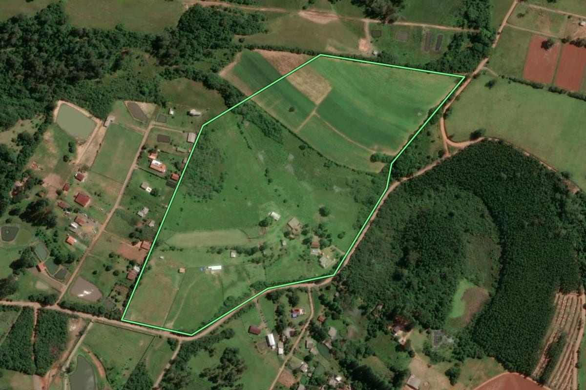 Imagem de satélite do imóvel rural em Novo Hamburgo (RS), com o contorno declarado no CAR desenhado por cima.