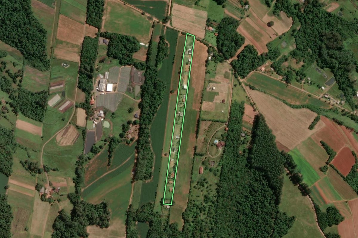 Imagem de satélite do imóvel rural em Novo Hamburgo (RS), com o contorno declarado no CAR desenhado por cima.