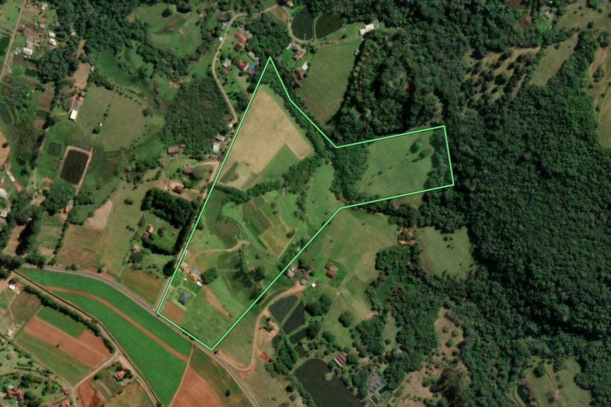 Imagem de satélite do imóvel rural em Novo Hamburgo (RS), com o contorno declarado no CAR desenhado por cima.