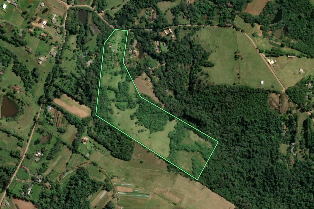 Imagem de satélite do imóvel rural em Novo Hamburgo (RS), com o contorno declarado no CAR desenhado por cima.