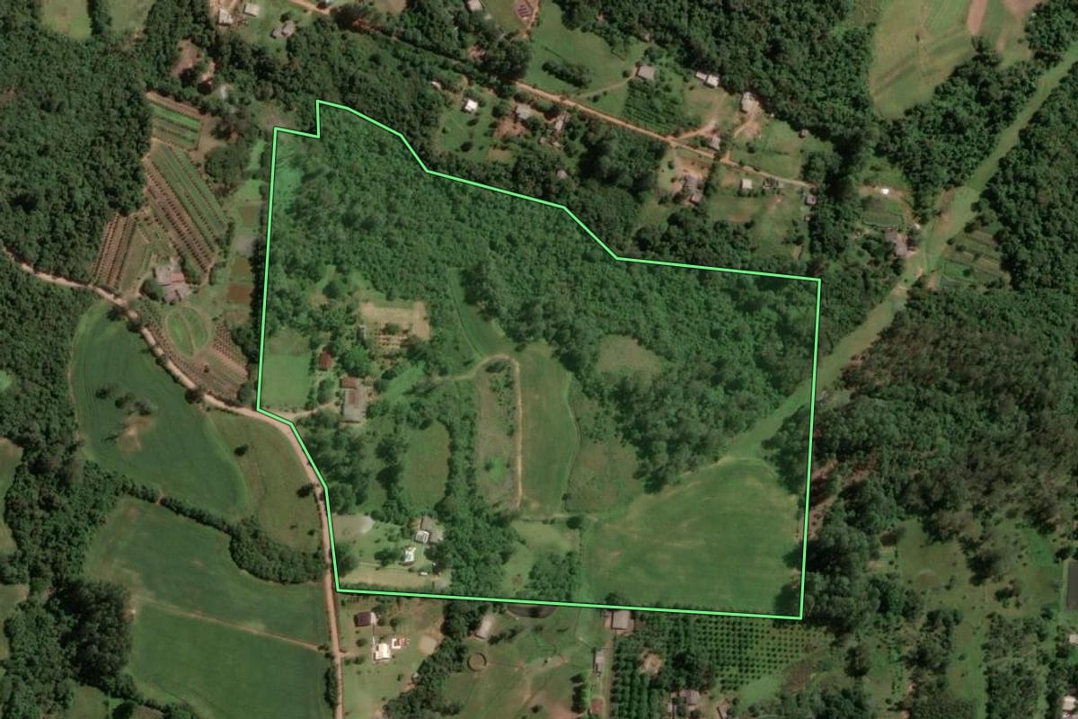 Imagem de satélite do imóvel rural em Novo Hamburgo (RS), com o contorno declarado no CAR desenhado por cima.