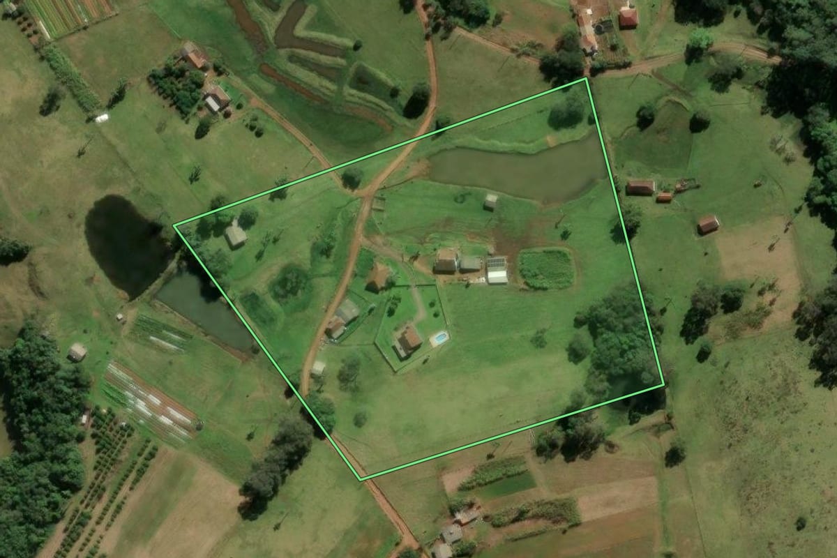 Imagem de satélite do imóvel rural em Novo Hamburgo (RS), com o contorno declarado no CAR desenhado por cima.