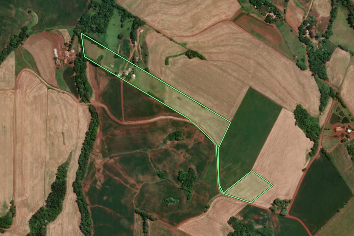 Imagem de satélite do imóvel rural em Novo Machado (RS), com o contorno declarado no CAR desenhado por cima.