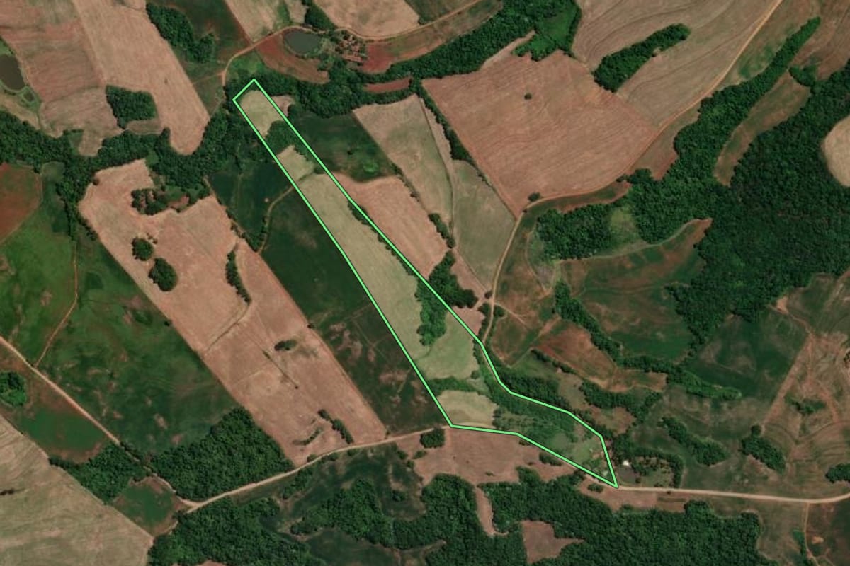 Imagem de satélite do imóvel rural em Novo Machado (RS), com o contorno declarado no CAR desenhado por cima.