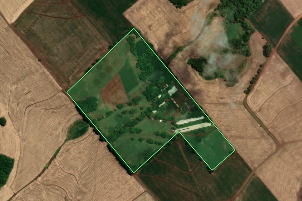 Imagem de satélite do imóvel rural em Novo Machado (RS), com o contorno declarado no CAR desenhado por cima.