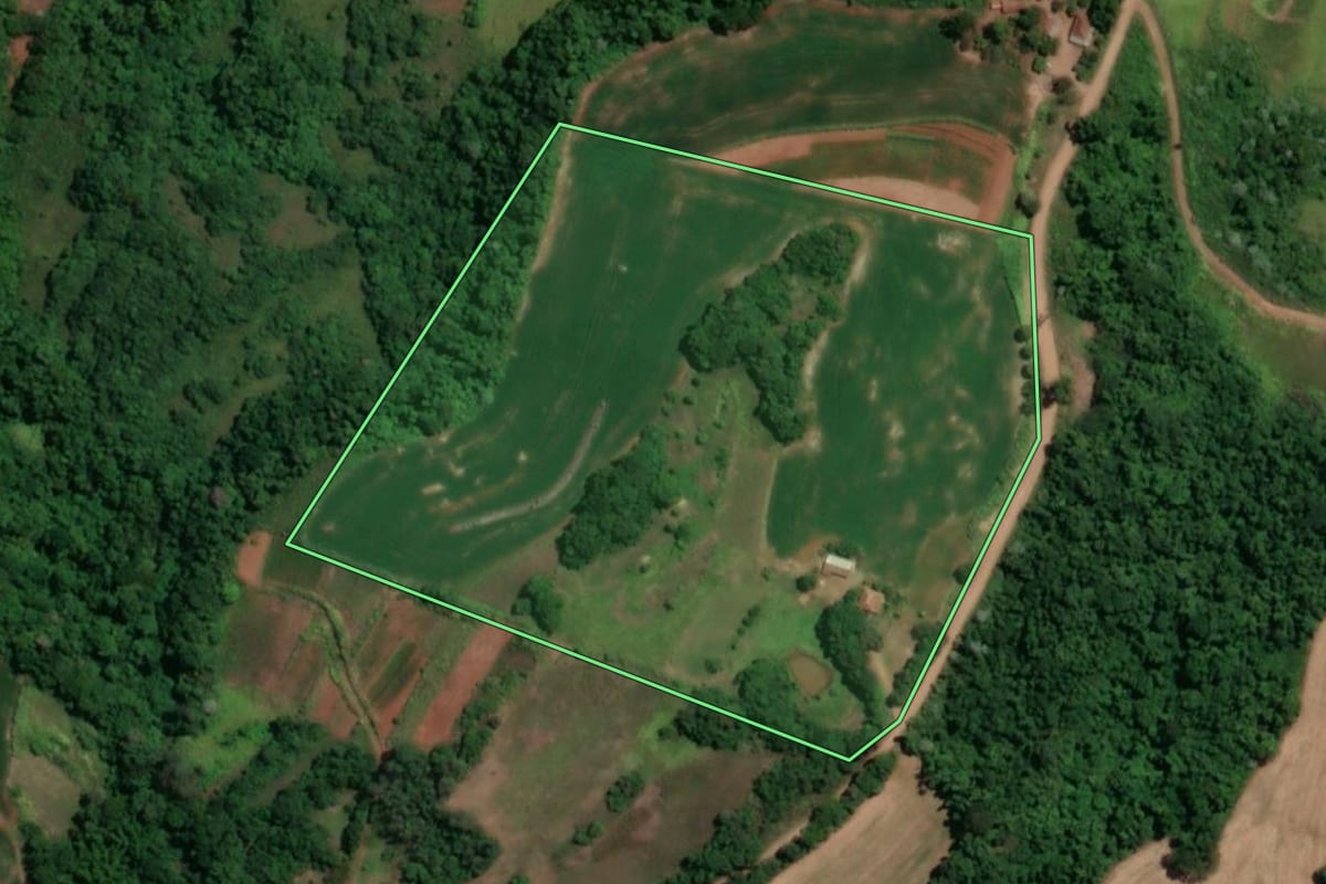 Imagem de satélite do imóvel rural em Novo Machado (RS), com o contorno declarado no CAR desenhado por cima.