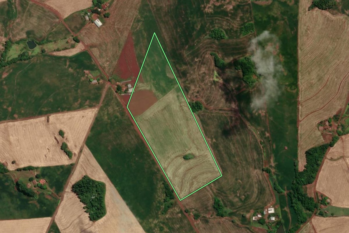 Imagem de satélite do imóvel rural em Novo Machado (RS), com o contorno declarado no CAR desenhado por cima.
