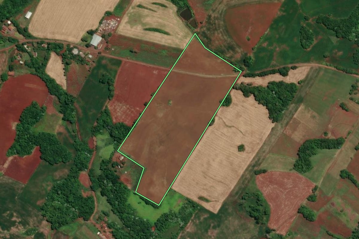 Imagem de satélite do imóvel rural em Novo Machado (RS), com o contorno declarado no CAR desenhado por cima.