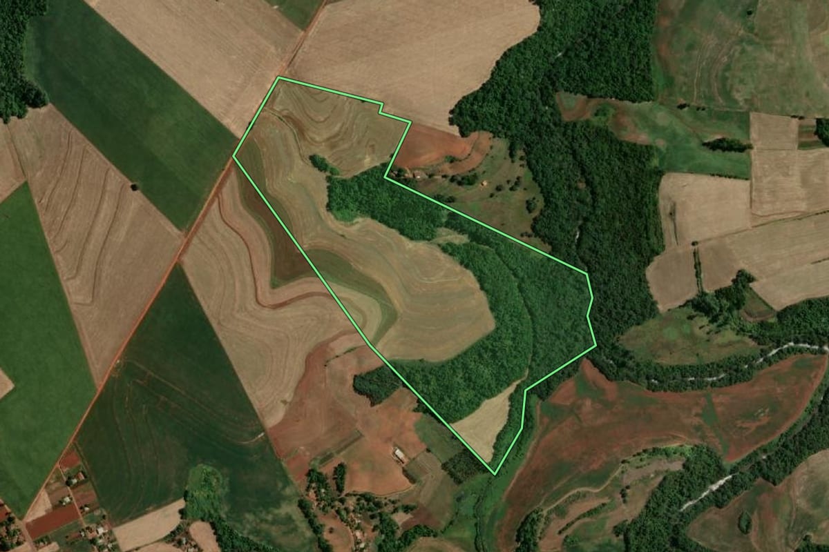 Imagem de satélite do imóvel rural em Novo Machado (RS), com o contorno declarado no CAR desenhado por cima.